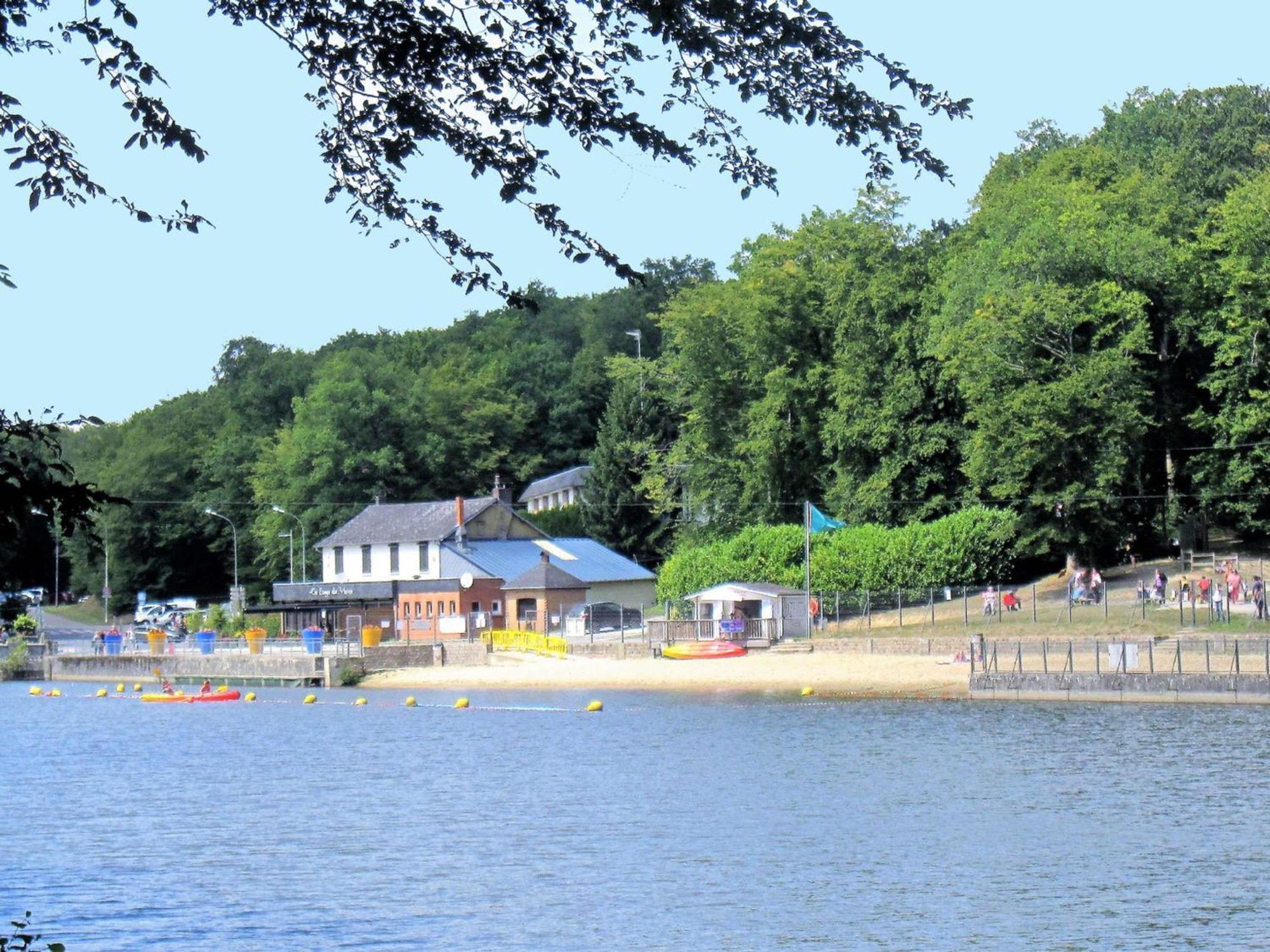 Ibis Les Etangs Des Moines Fourmies Exterior foto